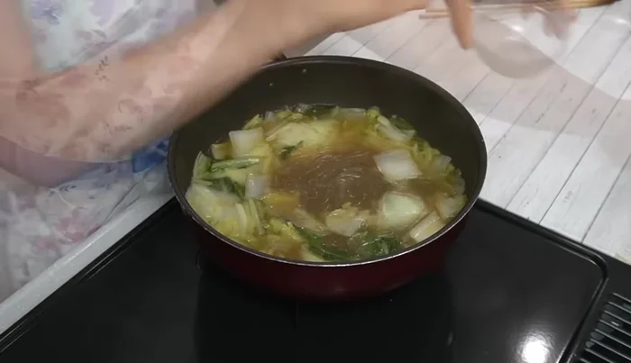 Turn off the heat. Add water-dissolved potato starch, stirring quickly to prevent lumps, and thicken the soup.