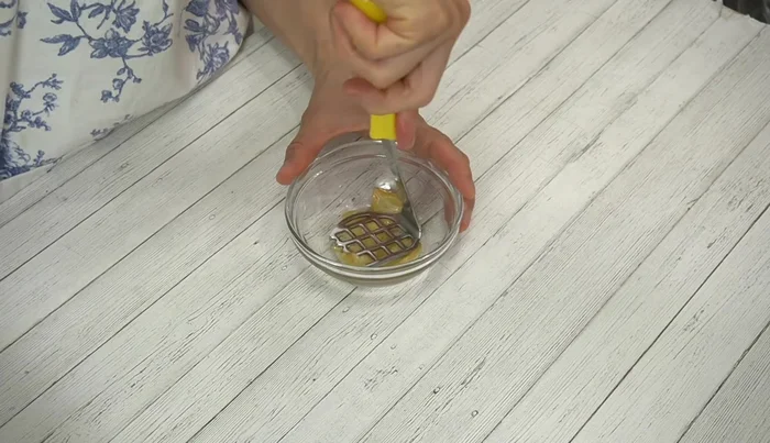 Make the sauce: Crush the fried garlic and mix with mayonnaise, lemon juice, and black pepper.