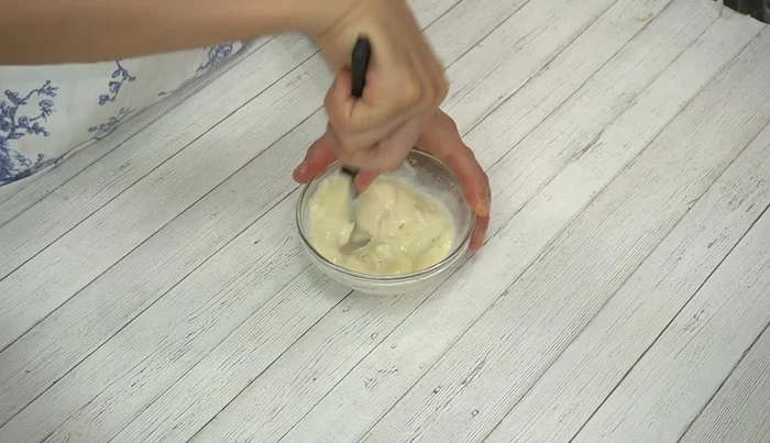 Drain the oil from the fries for about 3 minutes.