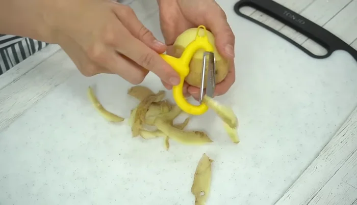 Prepare the potatoes: Peel the potatoes and cut them into 5-7mm pieces, similar to the chicken. Soak the potatoes in water for 3 minutes, then drain and pat dry.
