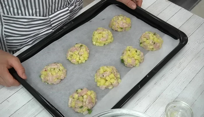 Bake in a preheated oven at 180°C for 20 minutes. If needed, increase the oven temperature to 220°C for the last 7-8 minutes to achieve a crispier texture.