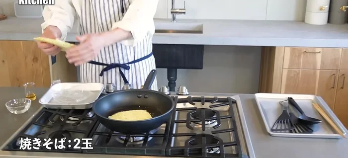 Heat up oil in a frying pan. Add yakisoba noodles directly.