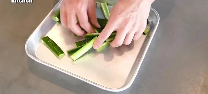 Sprinkle salt on the cucumbers to season and remove excess water. Let it sit for a while.