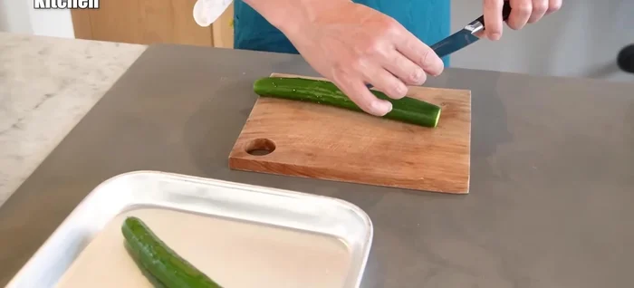 Wash the cucumbers thoroughly. Cut them in half, remove the seeds (which can be used for another dish!), and then cut into thirds. This size is ideal for stir-frying.