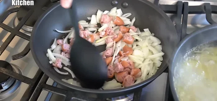 Add sausages and bell peppers: Add the torn sausages and stir-fry with the onions. Add bell peppers to your liking, stir-frying until softened or removing halfway through.