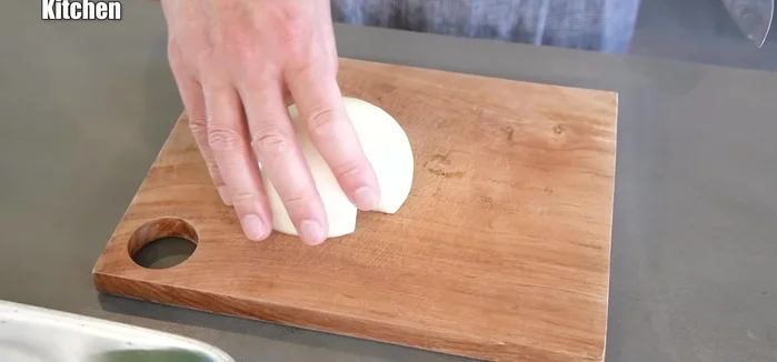 Cut onions: Cut just the core a little, then slice thinly. This helps bring out sweetness and makes mixing easier.
