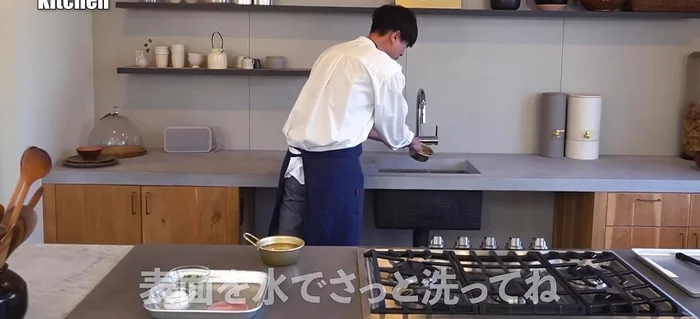 Quickly wash the kiriboshi daikon (since it's a dried product). Soak it in water for a while.
