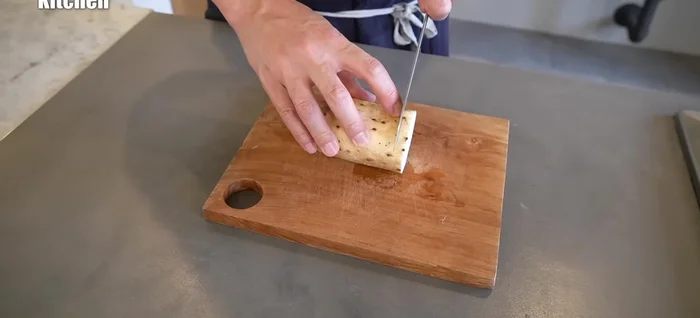 Cut the yam into 1cm thick slices.