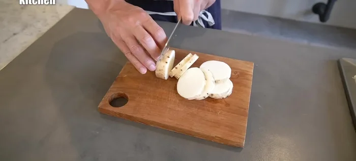 Cut the long onions into 1cm round slices. Stack thinner slices together.