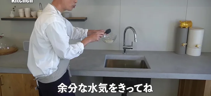 Gently press the softened rice cakes to remove excess water. (184.959)