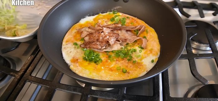 Place the grilled pork in the center of the eggs and add the stir-fried cabbage to the sides.