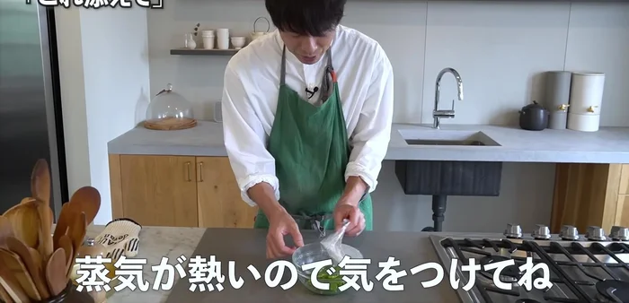 Remove the plastic wrap carefully, wipe off excess water, and mix with soy sauce, sesame oil, and sesame seeds.