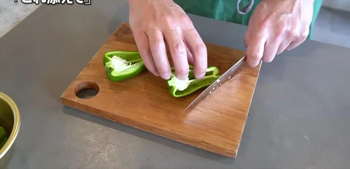 Cut the remaining bell peppers into thinner, diagonal slices for stir-frying. (Stir-fried Namul)