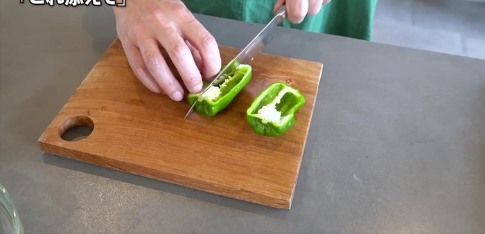 Cut three bell peppers into slightly larger pieces, leaving the seed stems intact. (Microwave Namul)