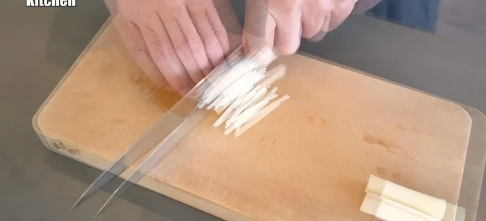 Rinse the sliced white onions in water to remove any tangles and make them crisp. Soak in water.