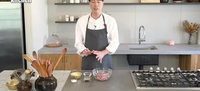 Mix the seasonings into the minced pork: Add salt, soy sauce, grated ginger, and plenty of sake to the minced pork. Mix well until the moisture is absorbed.