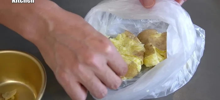 Peel off the potato skins. Add salt and potato starch to the mashed potatoes. Mix well. Add optional cheese, pepper, or other spices.