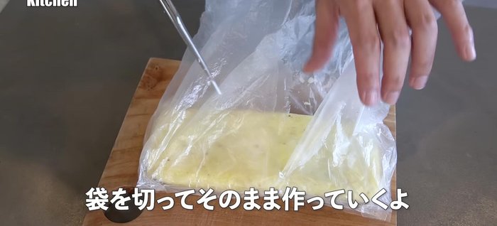 Cut the potato mixture into bite-sized pieces while still in the bag. Make small holes with a fork.