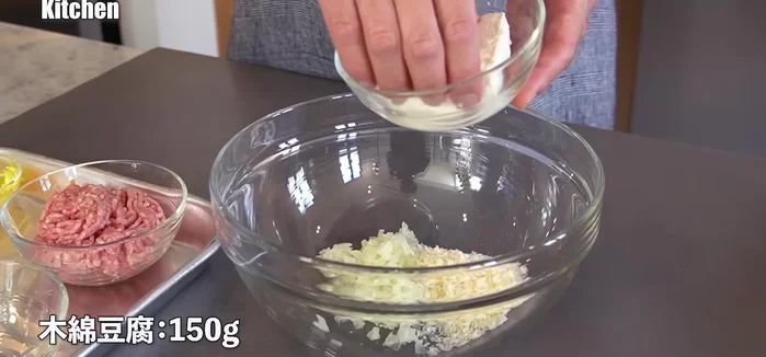 In a bowl, combine the other ingredients (except the ground meat): add breadcrumbs, then tofu (undrained), mixing to lower the temperature of the onions.