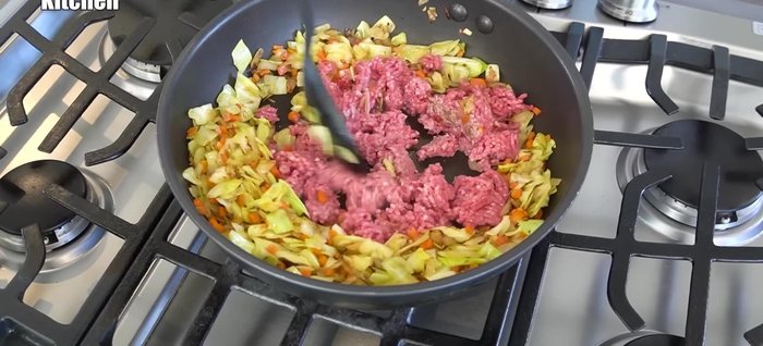 Add ground meat and stir-fry until the color changes. Season lightly with salt.