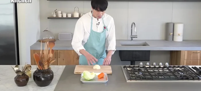 Chop onions, carrots, and cabbage into small pieces. It's recommended to leave some cabbage slightly larger (about 2cm) for a crunchy texture.
