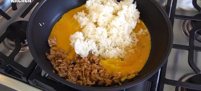 Add warm rice to the pan and mix quickly using a two-sword technique (mixing with two spatulas simultaneously). Cook on high heat.