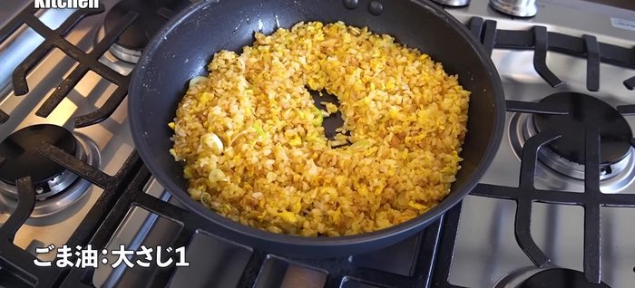 Finish with a drizzle of sesame oil around the sides of the pan (avoiding direct contact with the rice to maintain aroma).