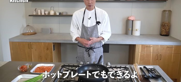Grill the pork: Add a little oil to the frying pan. Add the marinated pork belly and cook until slightly browned. Use kitchen scissors to cut the pork into bite-sized pieces while cooking.