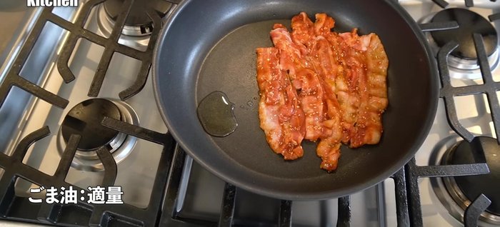 Prepare the accompaniments: Cut the chives into 4 pieces. Prepare the kimchi.