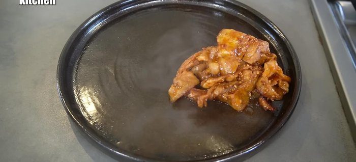 Serve: Arrange the cooked samgyeopsal, kimchi, and chives. Serve with lettuce or other leaf wraps.