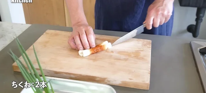 Prepare the ingredients: Cut chikuwa into thin, long diagonal slices. Finely chop green onions.