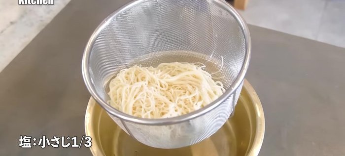 Lightly season the drained somen with salt and sesame oil.