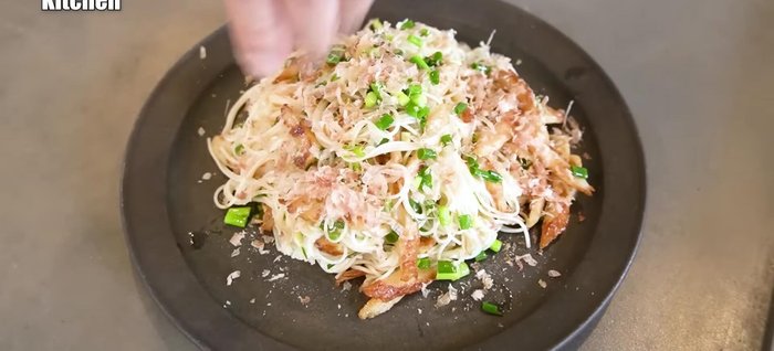 Garnish with generous amounts of bonito flakes, seaweed (optional), and pepper (optional).
