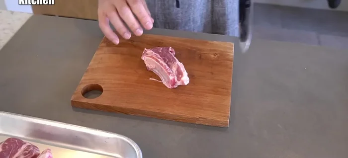 Cut along the bone of the spare ribs, then cut into one side. Press lightly and make a grid pattern on the meat to make it thinner. Repeat on the other side, cutting only next to the bone.