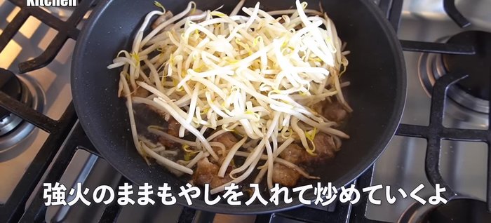 Increase heat and stir-fry bean sprouts in the pork oil using a high-heat teppanyaki method to maintain crispness.