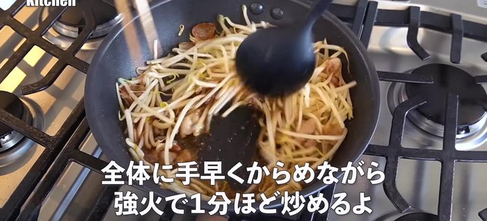 Add the prepared seasoning to the bean sprouts and pork, stir-frying until everything is well combined and slightly browned.