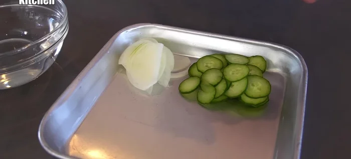Soak onions and cucumbers in salted water to reduce spiciness and remove excess water.