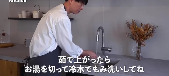 Drain the cooked spaghetti and rinse with cold water.