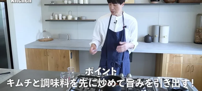 Add alcohol to the stir-fried mixture.