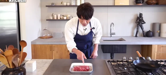 Prepare the beef steak: Cut tendons to improve texture and even cooking. Tap lightly with your hands to soften the meat.