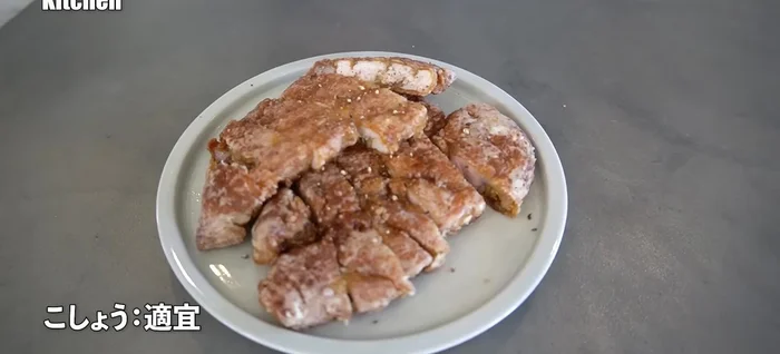 Serve the crispy fried pork with pepper and blanched basil.