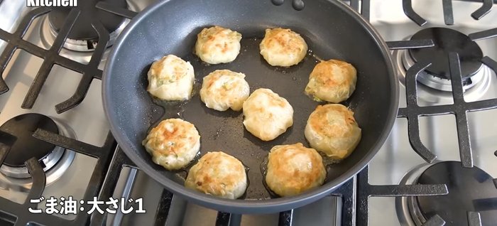 After steaming, add sesame oil and fry again until golden brown and crispy.
