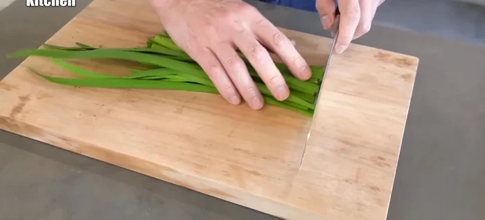 Finely chop the chives and mushrooms.