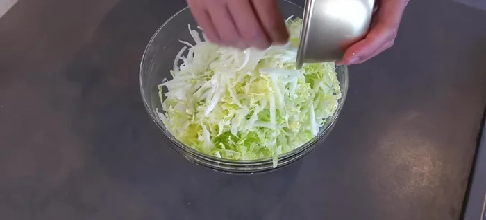 Add the drained and loosened onions to the salad.