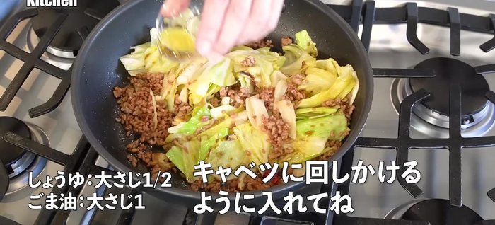 Seasoning: Add soy sauce to enhance the flavor and aroma. (text.start: 340.84)