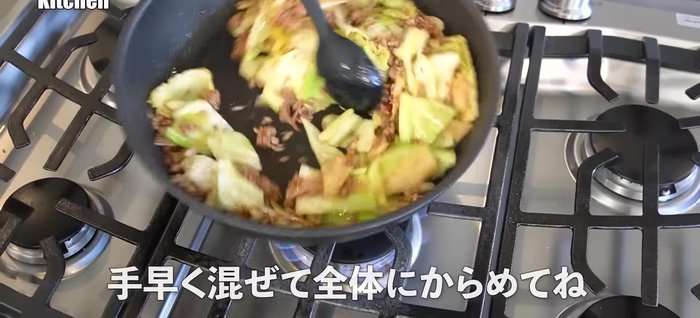 Thicken and finish: Add potato starch to create a moist texture. Stir-fry until well combined. (text.start: 356.12)
