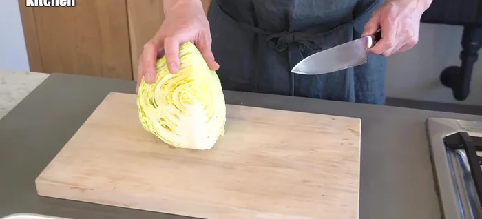 Prepare the cabbage: Cut off the core and thinly slice the cabbage, including the core. Wash and set aside. (text.start: 70.52)