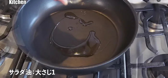 Heat salad oil in a frying pan. Place the gyoza patties in a single layer.