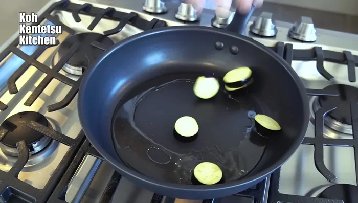 Stir-fry eggplant: Heat salad oil in a pan. Add eggplant and coat with oil. Cover and steam until softened. Flip and brown the other side.