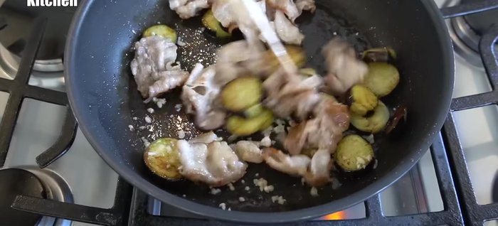 Add garlic: Add garlic and stir-fry until fragrant.